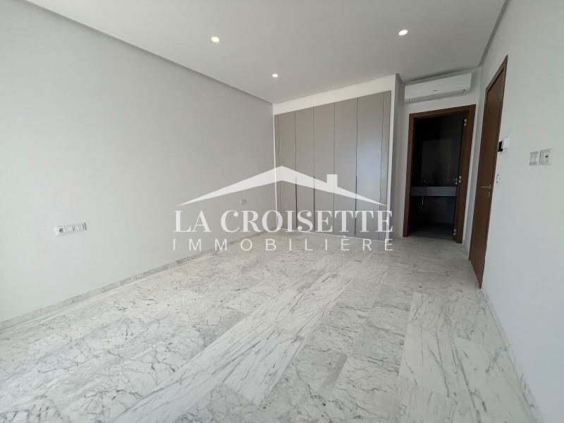 Triplex S+4 avec piscine et vue sur mer à Gammarth